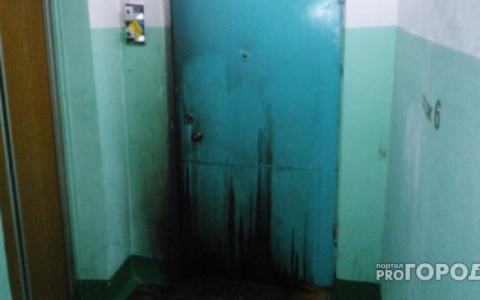 В Вахрушах женщина подожгла входную дверь подруги и сбежала