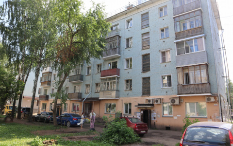 Дом на улице Воровского в Кирове заполонили черви, тараканы и мухи