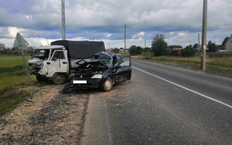 На трассе в Кировской области произошло смертельное столкновение иномарки и УАЗа