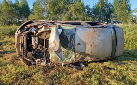 Ночью на трассе в Кировской области опрокинулась «Гранта» с 3 подростками