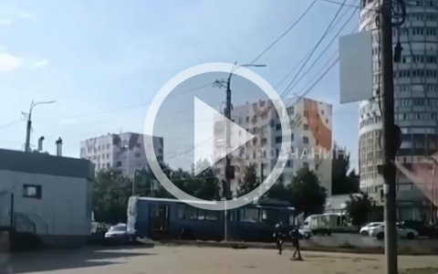 В сети появилось видео аварии с троллейбусом на Комсомольской в Кирове