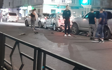 В Кирове на перекрестке Ленина и Профсоюзной произошло массовое ДТП: есть пострадавшие