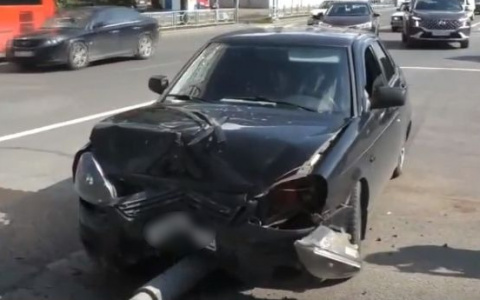 В центре Кирова легковой автомобиль сбил светофор