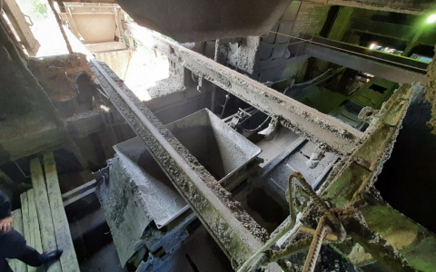 На кировском заводе рабочий без каски упал с 5-метровой высоты