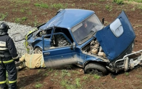 У Белой Холуницы «Нива» съехала с дороги и опрокинулась: водитель в больнице