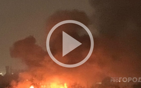 Ночью в центре Кирова рядом с жилыми домами вспыхнули деревянные сараи