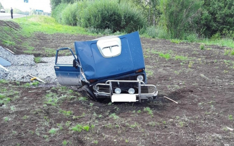 В Кировской области мужчина опрокинулся на «Ниве» и попал в больницу