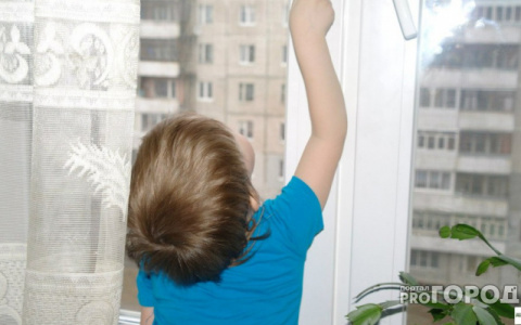 В Кировской области за сутки из окон выпали два ребенка