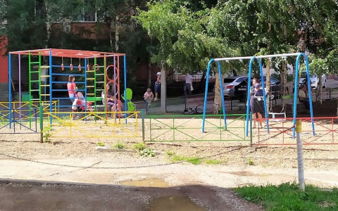 Детскую площадку, рядом с которой девочка упала в кипяток, отказываются переносить