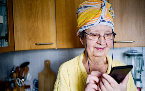 Чужих бабушек не бывает: Tele2 приглашает стать волонтером