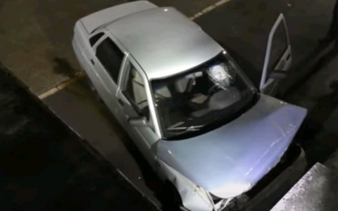 В Кирове «десятка» врезалась в ограждение на Театральной площади