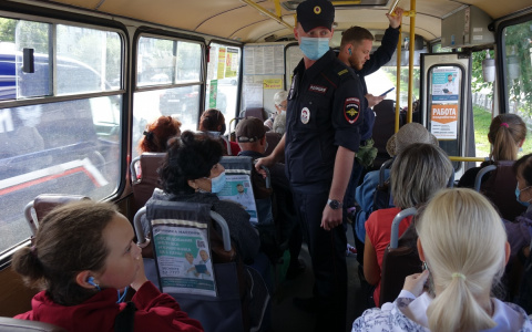 В Кирове полицейские проверяют соблюдение масочного режима в транспорте в часы пик