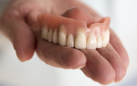 Как привыкнуть к ношению зубного протеза?