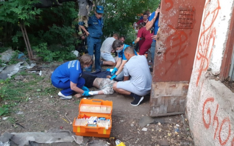 В Кировской области детей без сознания вынесли из задымленного подвала