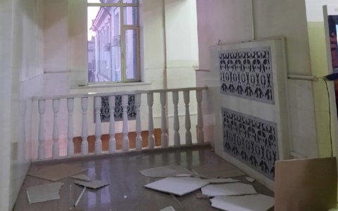 В Кирове на железнодорожном вокзале обвалился потолок
