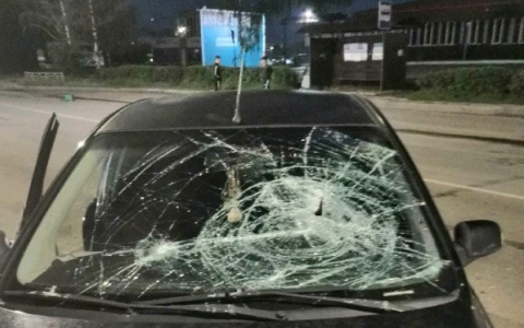 «Вырвал железную урну и с размаху швырнул в лобовое стекло»: кировчане пострадали от хулигана