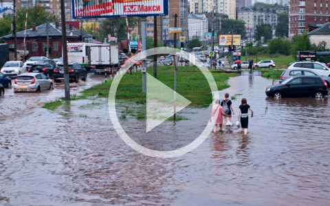Затопленные улицы, озеро у рынка: на Киров обрушился новый потоп