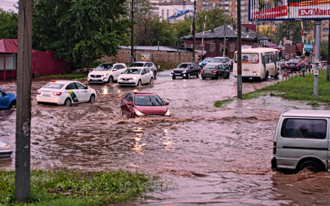 Что обсуждают в Кирове: затопленные улицы и прохождение смерчевого облака