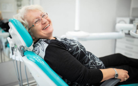 Почему зубы на нижней челюсти лучше протезировать на имплантатах?