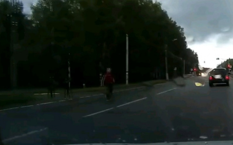 В Кирове мальчик бросился под колеса машины ради видео