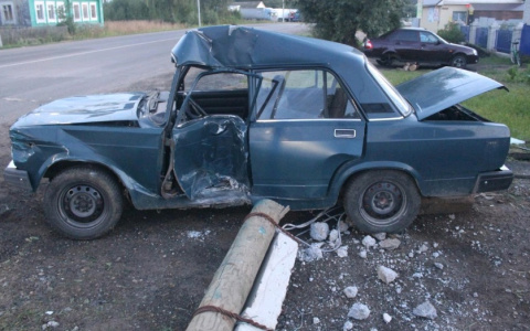 Пьяный бесправник за рулем ВАЗа наехал на опору ЛЭП в Кировской области