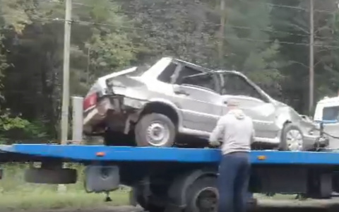 В Кировской области на трассе перевернулся ВАЗ: видео