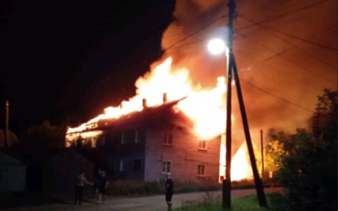 «Люди выбегали из огня»: в Кировской области сгорел двухэтажный дом