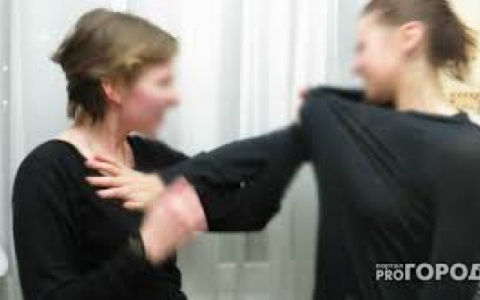 Кировчанка ударила посетительницу кафе бутылкой: потребовалась госпитализация