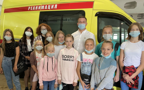 Для кировских школьников провели экскурсию по станции скорой помощи