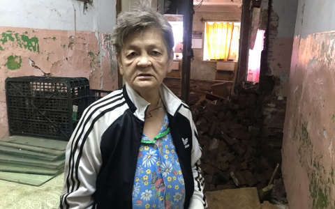 В Кирове в жилом доме обрушилась стена: жильцам приходится ходить через окно