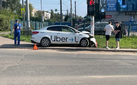 Фото дня: на проспекте Строителей водитель такси въехал в опору ЛЭП