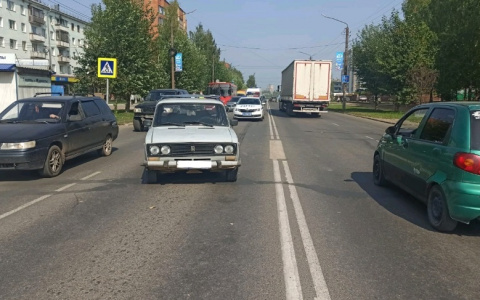 Днем в Кирове на пешеходном переходе двое детей попали под колеса ВАЗа