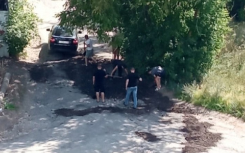 «Просто устали ждать»: в Кирове жители самостоятельно починили дорогу