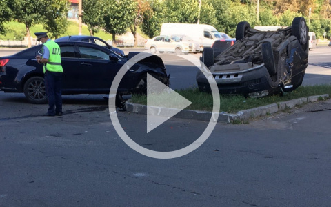 В Кирове в аварии на проспекте перевернулась иномарка: видео