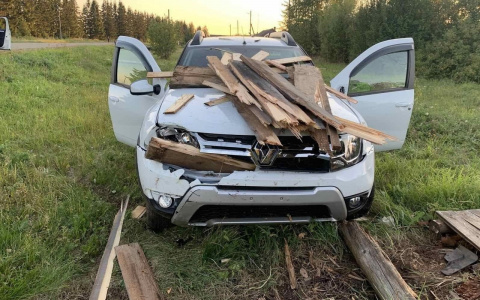 В Кировской области водитель «Рено Дастер» снес сарай