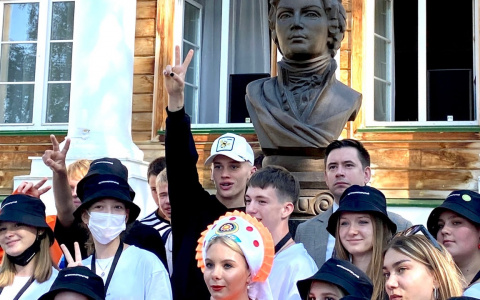 В Кирове кумиру молодежи Дане Милохину подарили сухарики и личную записку