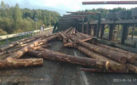 Смертельный переворот: в Кировской области опрокинулся большегруз