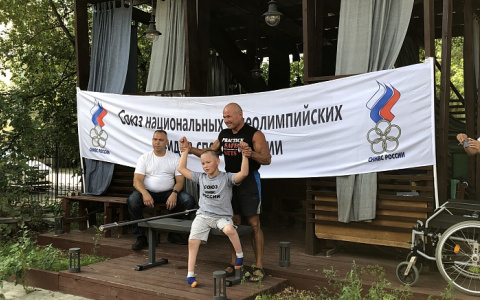 Новый мировой рекорд: юный спортсмен из Кировской области поднял штангу более 800 раз