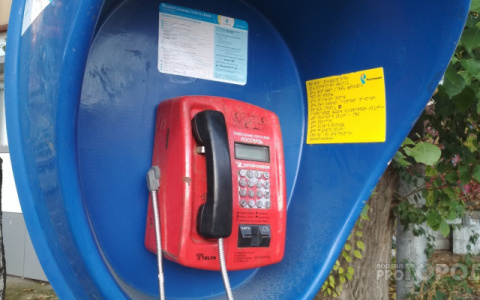 В Котельниче пьяный мужчина использовал таксофон вместо санок