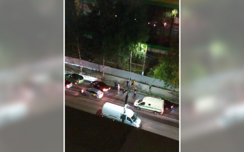 В Кирове у ТЦ «Макси» сбили пешехода: мужчина госпитализирован