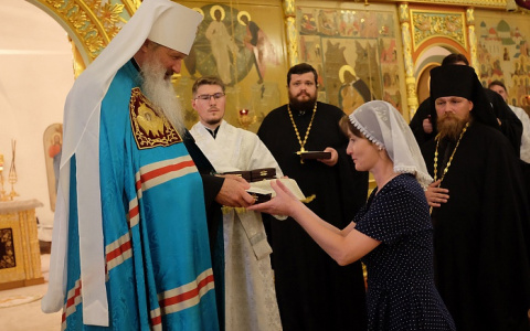 Кировских врачей наградили медалями в монастыре