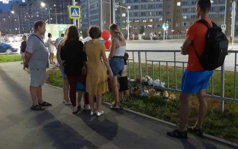 Кировчане несут цветы и игрушки на место ДТП, после которого погиб 6-летний мальчик