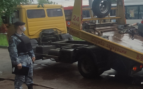 Кировчанин не хотел платить алименты и пытался спрятать машину от судебных приставов