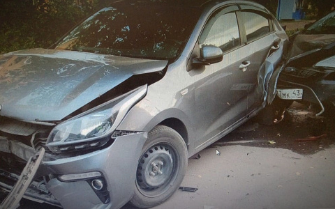 В Кирове на Ломоносова водитель Ford Focus уценил пять машин