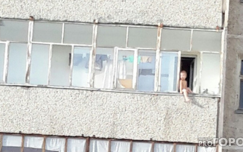 В Кирове двухлетний мальчик залез на край лоджии, пока отец спал