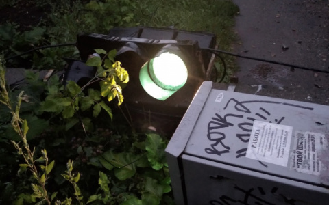 В Кирове заменят светофор, который не подлежит восстановлению после урагана