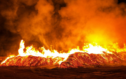 Площадь пожара огромная: в Слободском загорелись залежи опила и горбыля