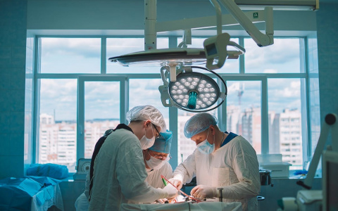 Кировские врачи удалили женщине 40-сантиметровую опухоль