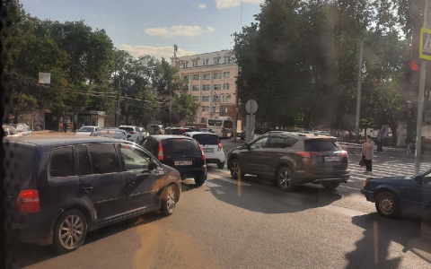 Из-за аварии в центре Кирова город встал в пробки