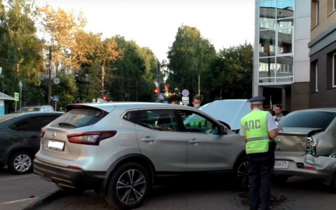 В Кирове водитель машины Nissan Qashqai едва не протаранил здание областного суда